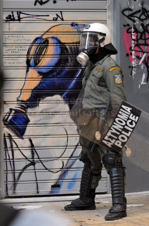 Διαδηλώσεις αθήνα Ελλάδα γκράφιτι Ματ αστυνομία Αντιασφυξιογόνος μάσκα