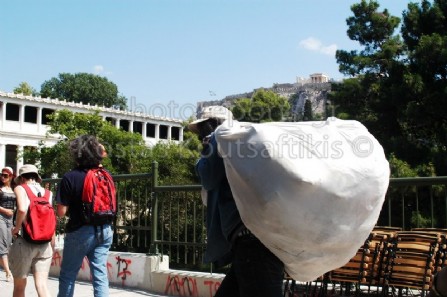 Αφρικάνος μετανάστης στην Αθήνα, μεταφέρει ''μαϊμού