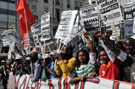  Αφρικάνοι και άλλοι μετανάστες συμμετέχουν σε διαδήλωση στο κέντρο της Αθήνας. 