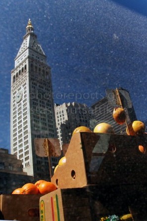 Νέα Υόρκη, Μανχάταν. Ουρανοξύστες και αντανάκλαση με φρούτα.  04