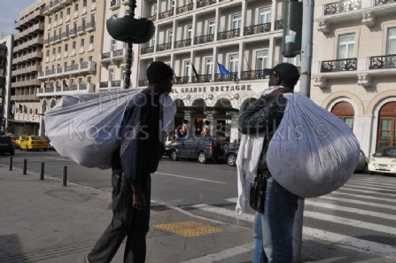 Αφρικάνοι μετανάστες , μεταφέρουν ''μαϊμού