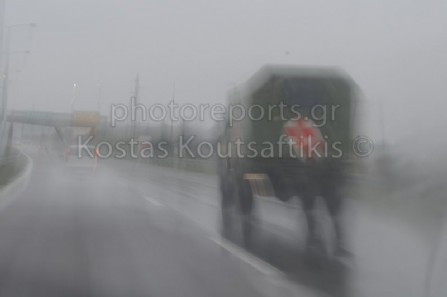 Δρόμος Σερβίας, κοντά στο Βελιγράδι. Στρατωτικό ασθενοφόρο φορτηγό.  