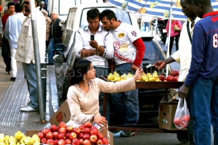 Μετανάστρια πουλάει φρούτα στο κέντρο της Αθήνας.