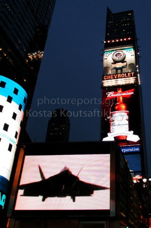 Νέα Υόρκη, Μανχάταν. Ουρανοξύστες στην πλατεία Τάιμς Διαφήμηση του στρατού με το βομβαρδιστικό Στέλθ