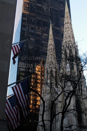 Νέα Υόρκη Μανχάταν. Ουρανοξύστες και εκκλησία. 